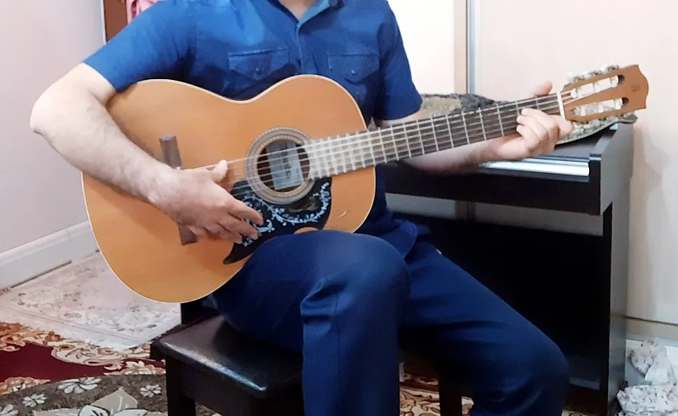 نحوه گرفتن گیتار